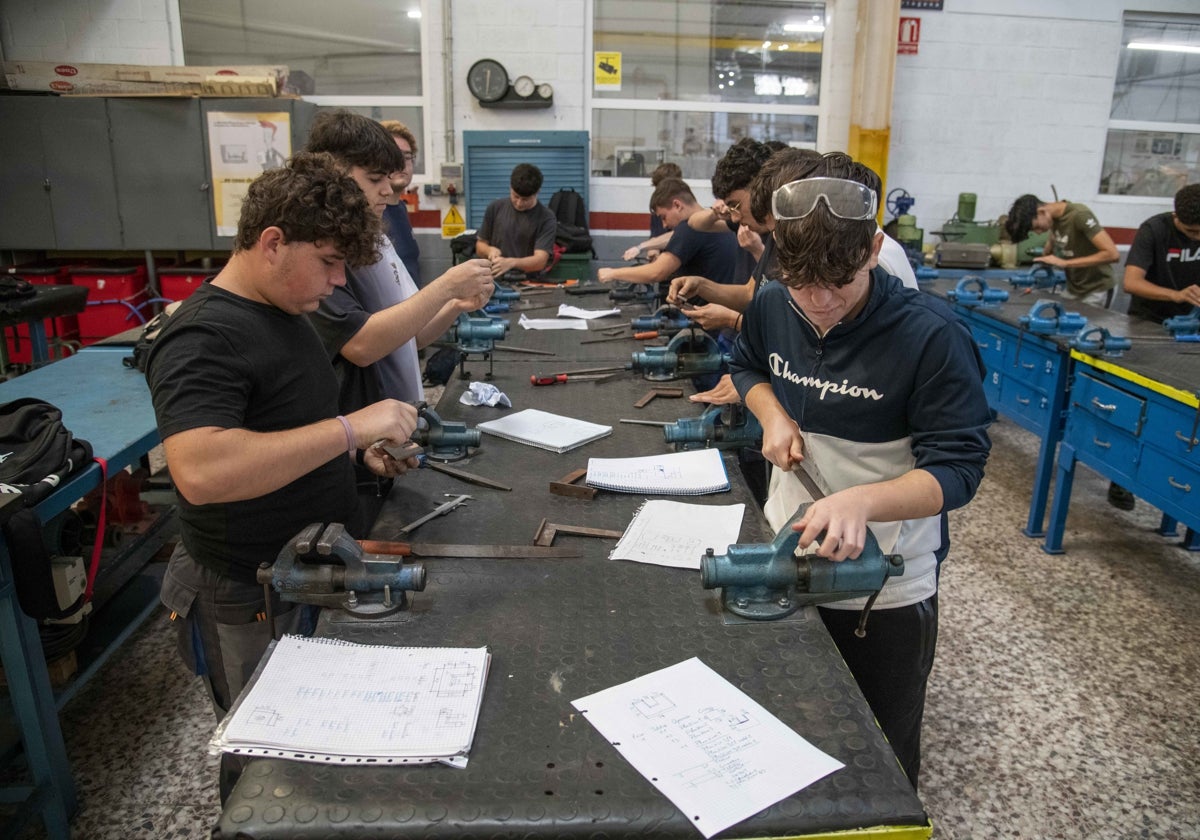 Estudiantes de FP en un taller.