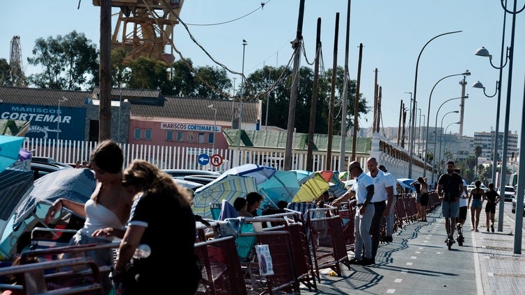 Vídeo: Colas desde muy temprano en el muelle de Cádiz para el concierto de Omar Montes