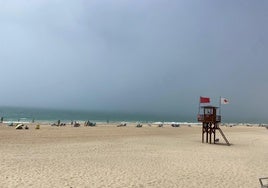 La bandera roja también se instala en la playa de La Barrosa