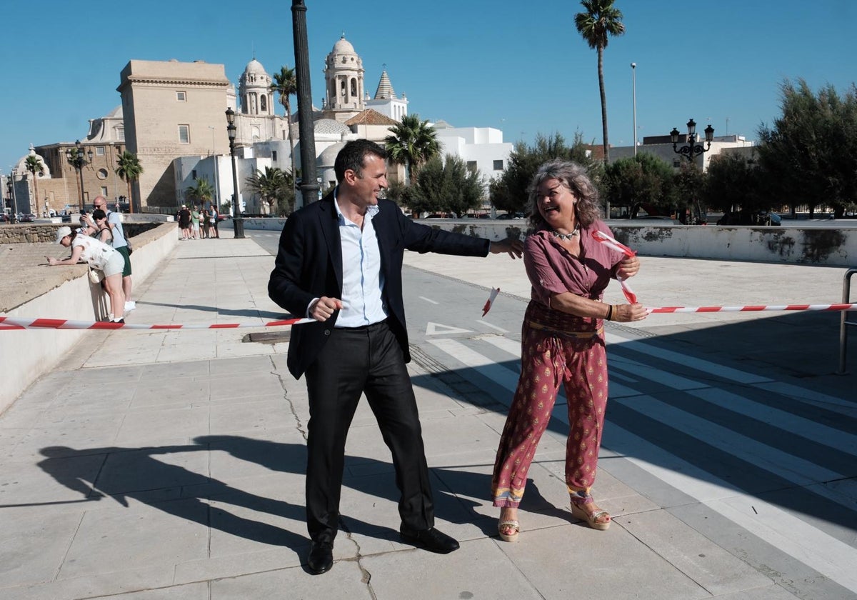 Bruno García y Blanca Flores, procediendo a la reapertura oficial en el Paseo del Vendaval