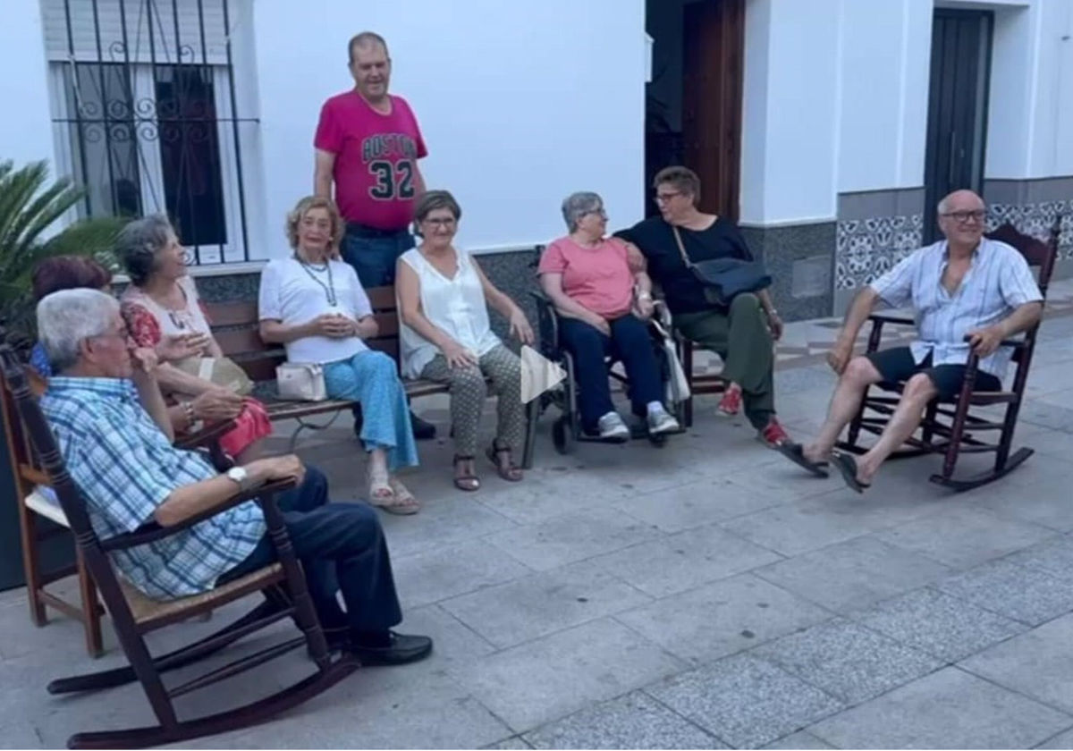 Vecinos de Algar sentados al fresco durante el verano, una tradición que el Ayuntamiento quiere declarar como Patrimonio Inmaterial de la Unesco