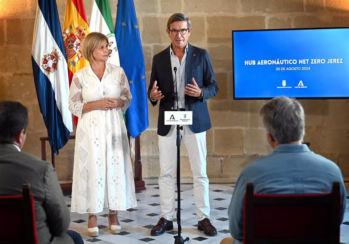 El consejero de Industria, Energía y Minas, Jorge Paradela, y la alcaldesa de Jerez, María José García-Pelayo, exponen novedades sobre el 'hub' aeronáutico en Jerez