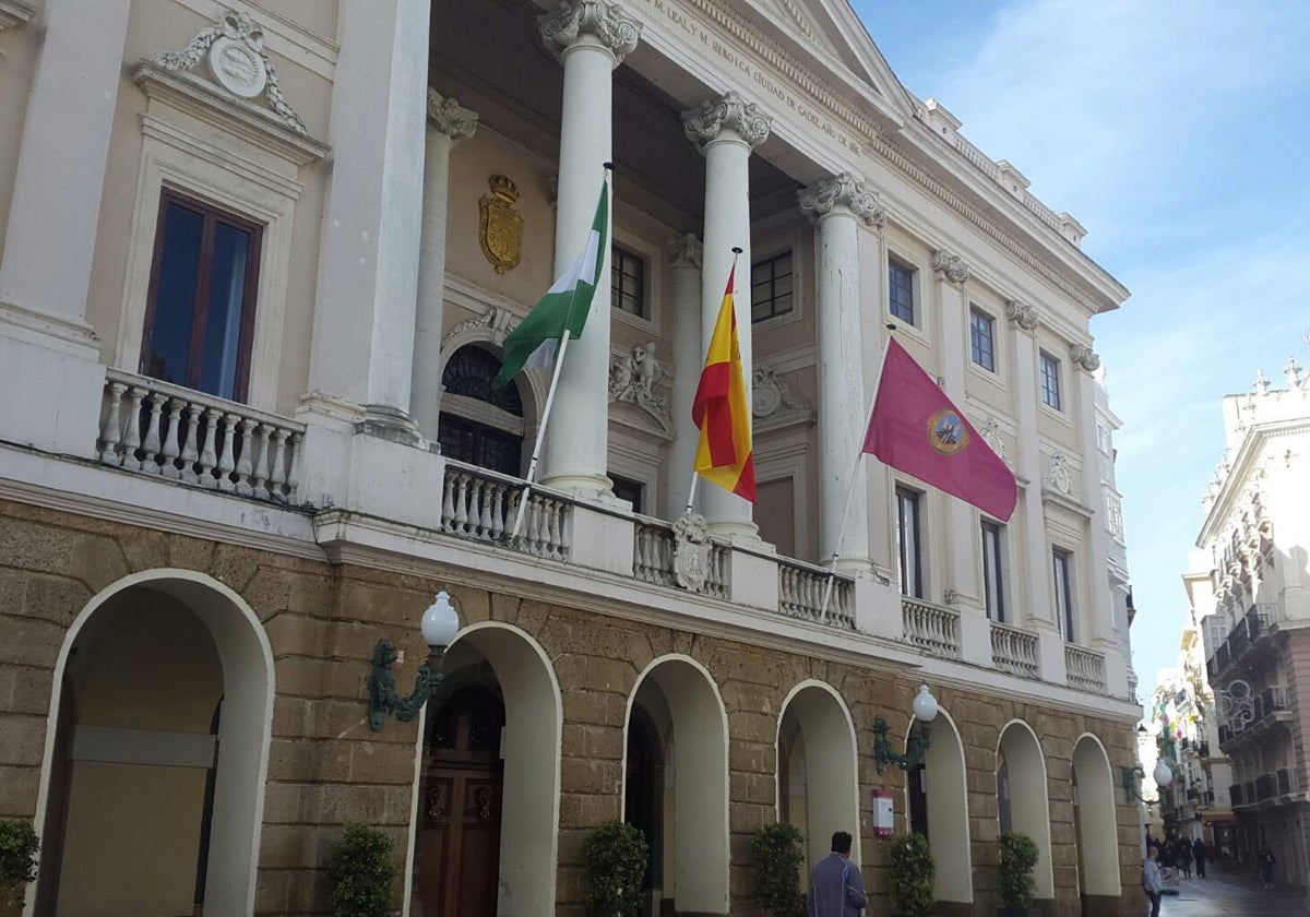 Fachada principal del Ayuntamiento de Cádiz.