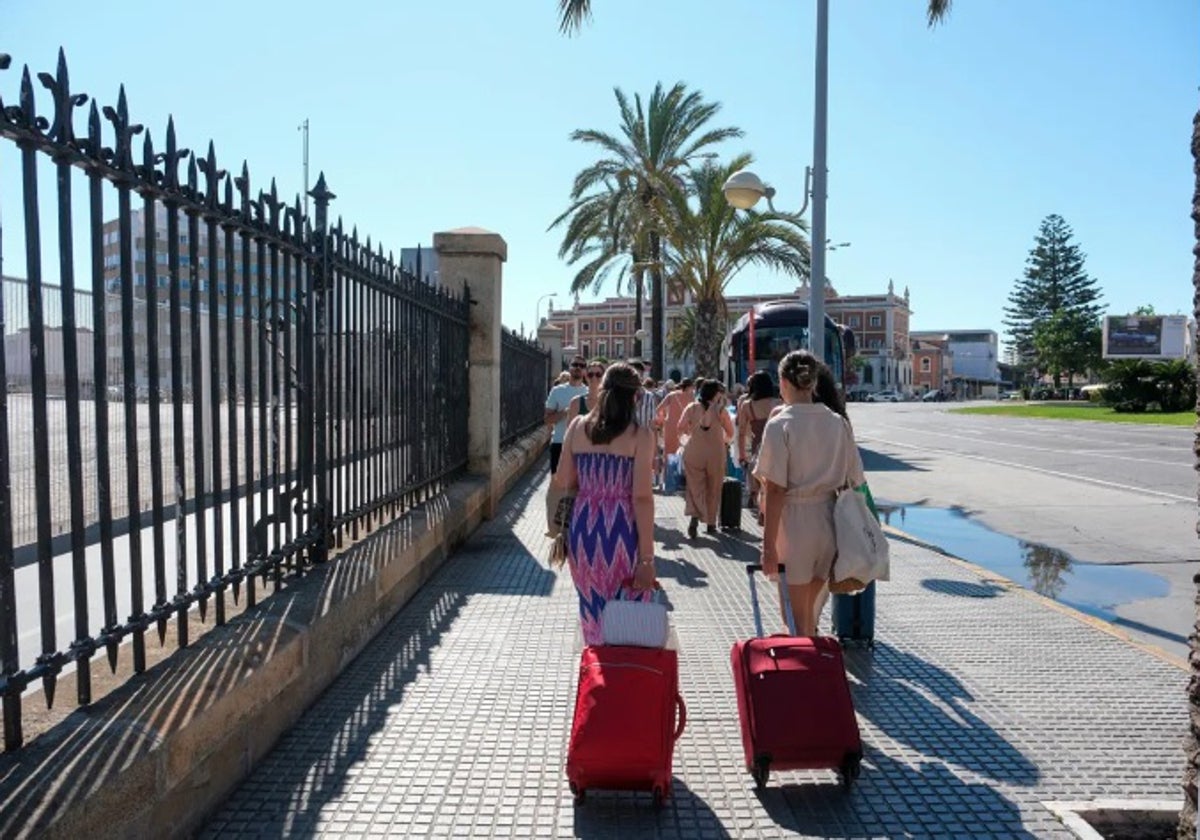 Un grupo de turistas se desplaza por las inmediaciones del puerto marítimo de Cádiz.