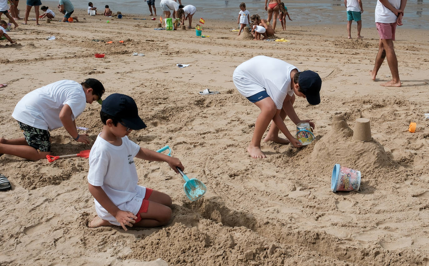 Concurso de castillos de arena en la playa de la Victoria en Cádiz