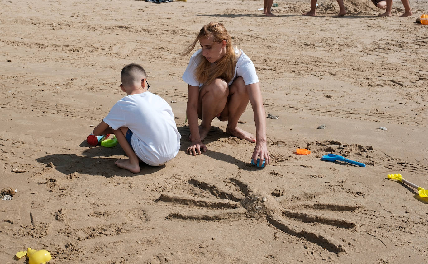 Concurso de castillos de arena en la playa de la Victoria en Cádiz