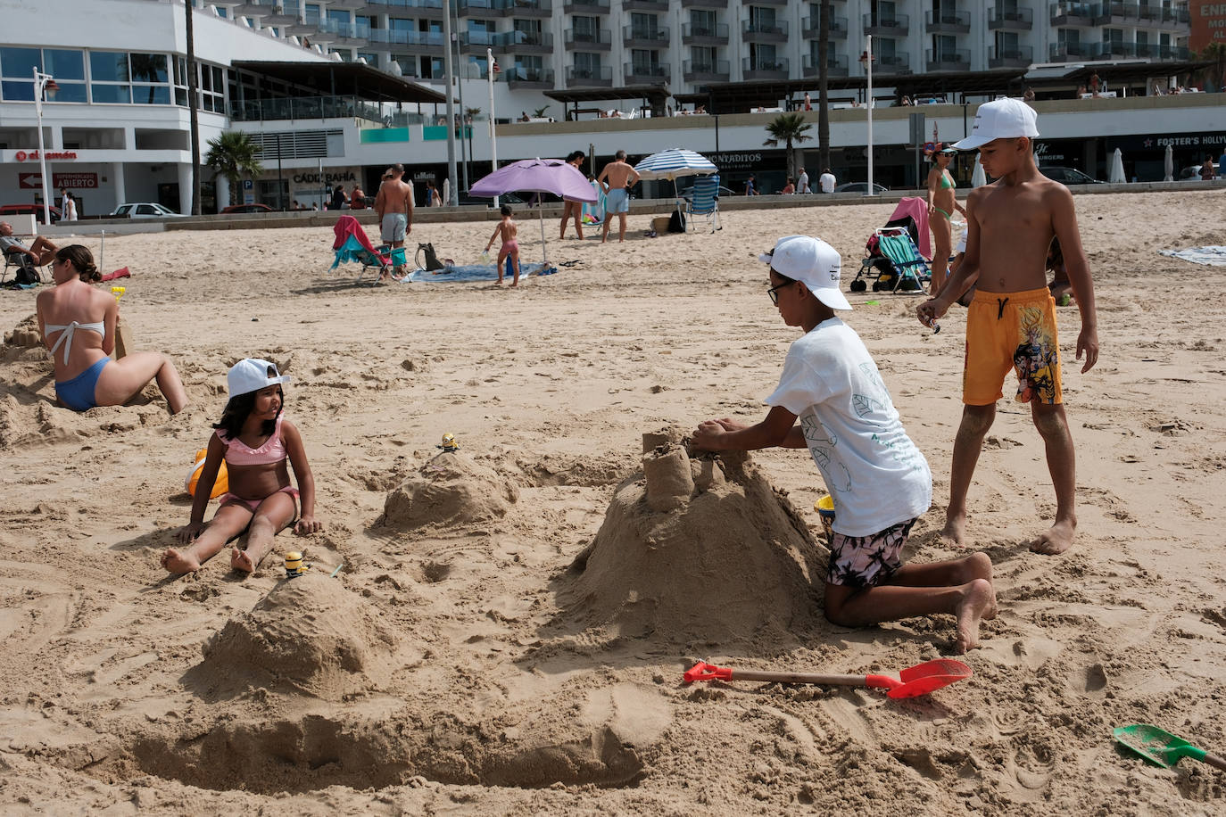 Concurso de castillos de arena en la playa de la Victoria en Cádiz