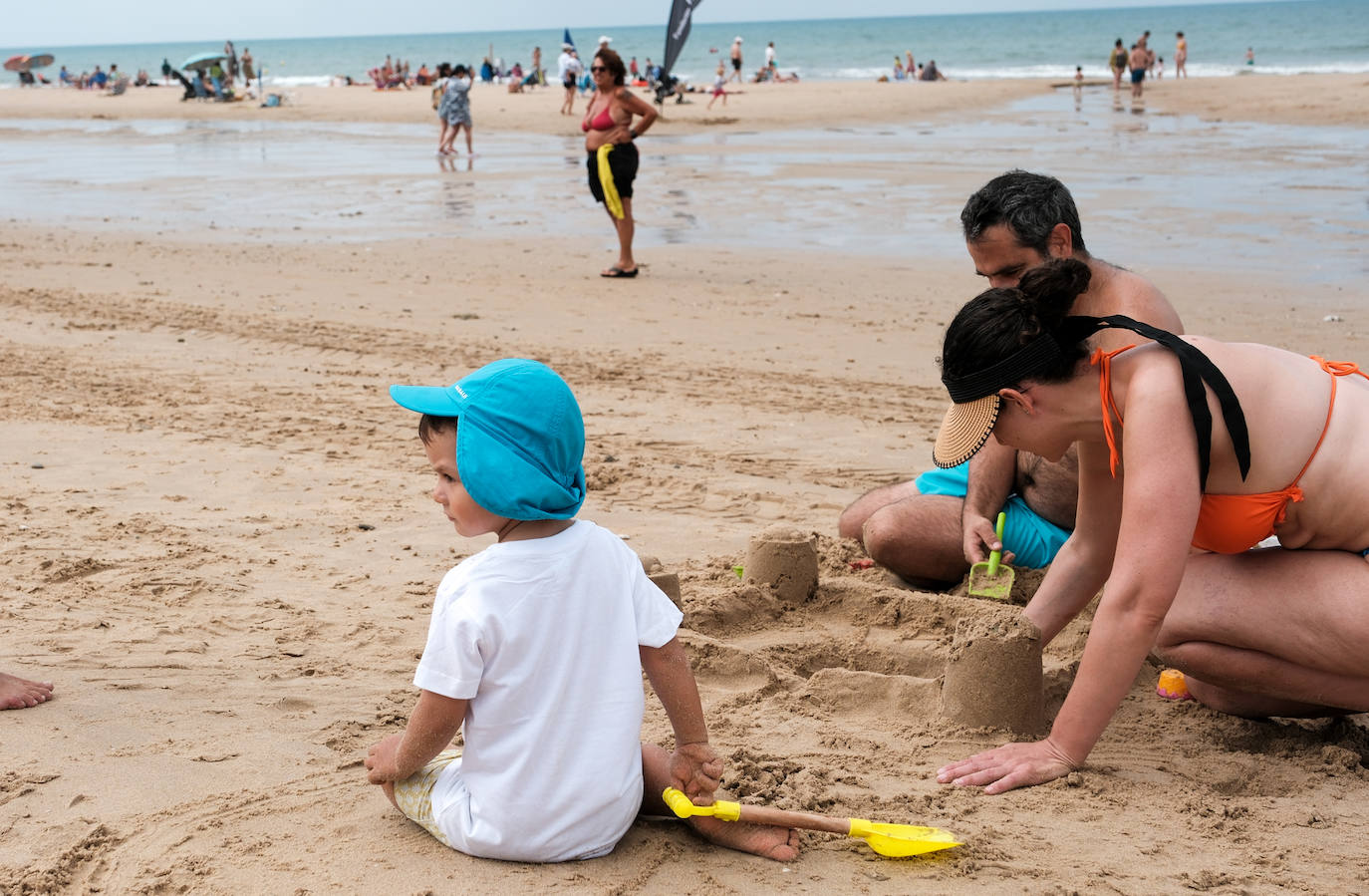 Concurso de castillos de arena en la playa de la Victoria en Cádiz