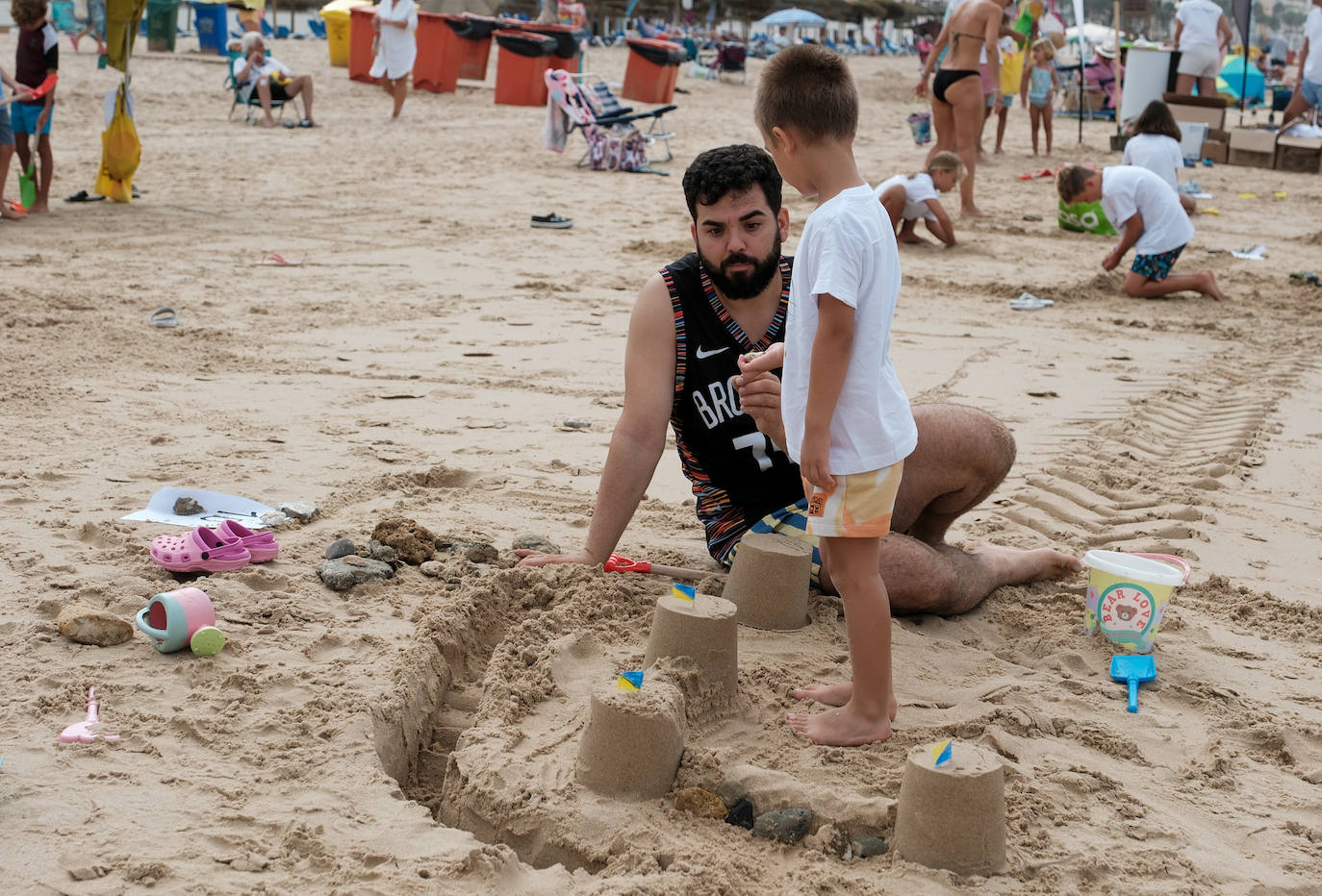 Concurso de castillos de arena en la playa de la Victoria en Cádiz