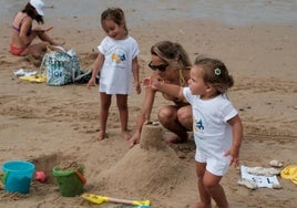 Concurso de castillos de arena en la playa de la Victoria en Cádiz