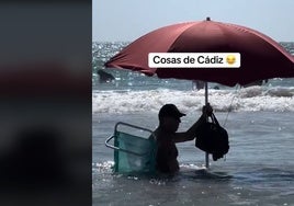 El héroe de Cádiz: se hace viral un hombre sentado en su silla y con la sombrilla en medio del mar