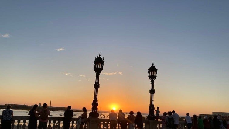 Las puestas de sol en La Caleta, el maravilloso espectáculo (nuestro y de ellos) de cada día