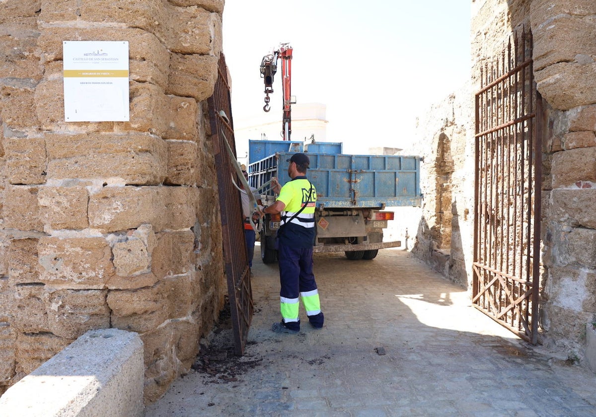 Retirada de la puerta del castillo