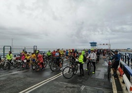 Nueva bicifestación para seguir reclamando la vía ciclista y peatonal en el puente Carranza que aún se encuentra «en estudio»