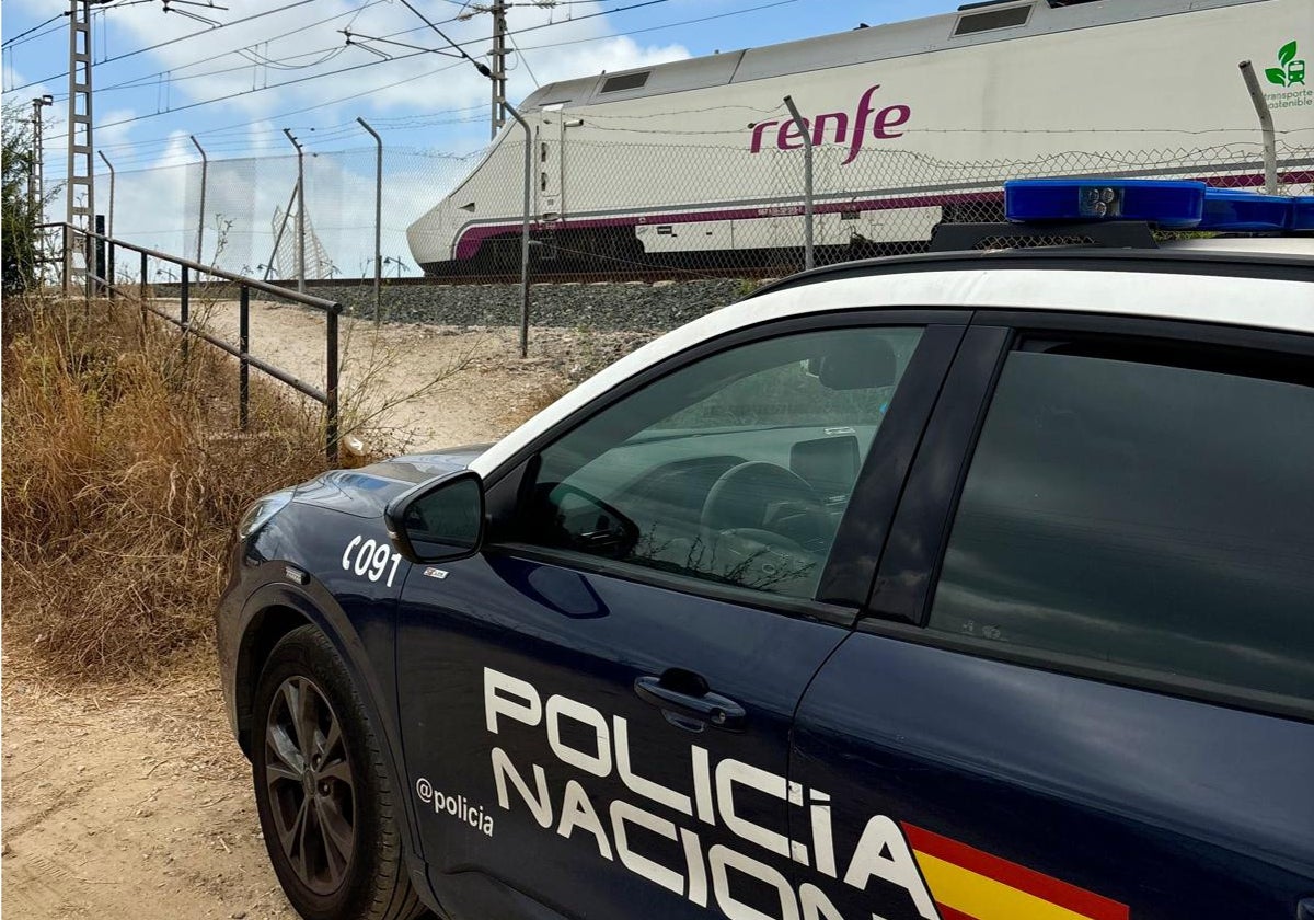 La Policía evita la tragedia en las vías del tren