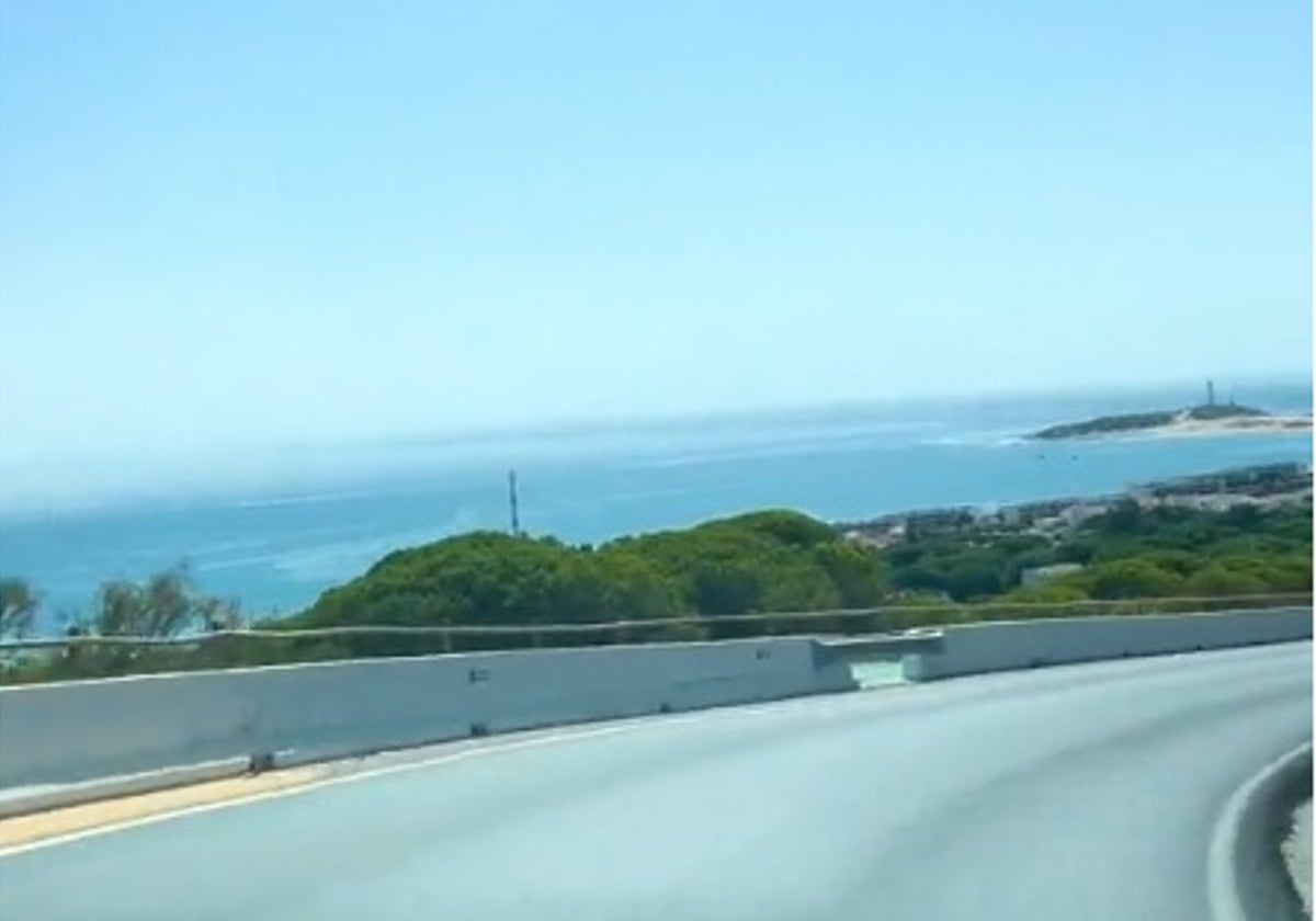 La curva más bonita del mundo está en Cádiz y tiene vistas al faro de Trafalgar.