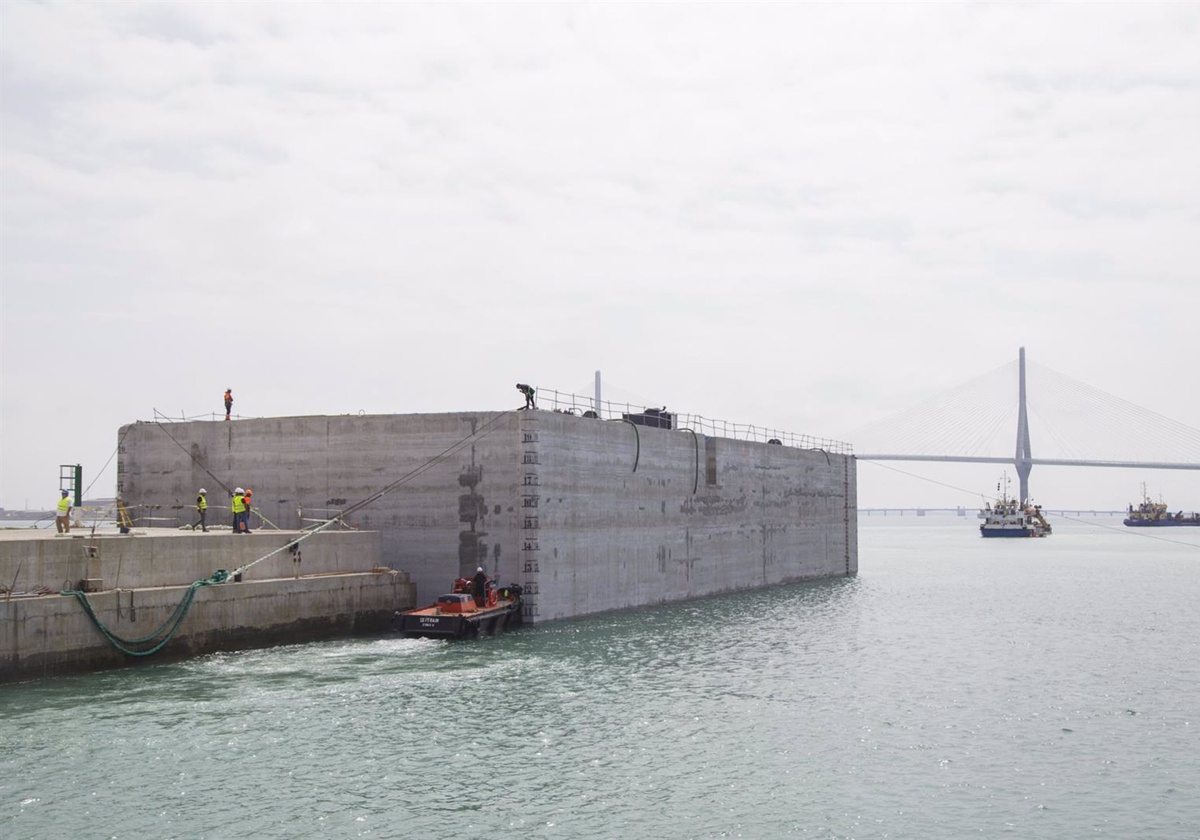 Vista del primer cajón de la Nueva Terminal de Contenedores del Puerto de Cádiz que ha sido fondeado ya