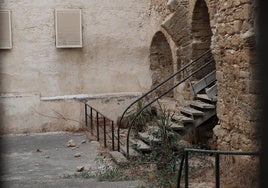 Desprendimientos de la muralla medieval de Cádiz se suman al lamentable estado de conservación y limpieza del Arco de los Blanco