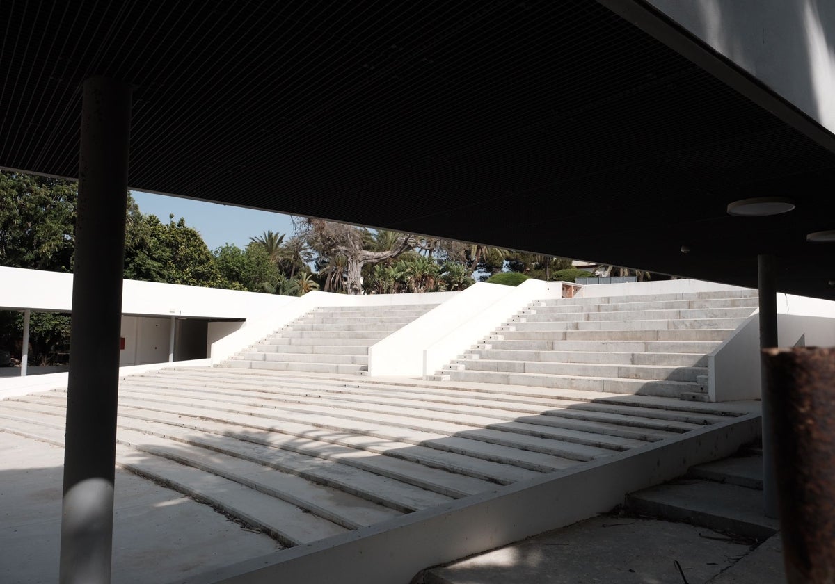 Estado actual en el que se encuentra el Teatro del Parque, cuyas obras llevan meses paralizadas.