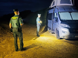 Desalojan más de 200 vehículos al desmantelar un campamento ilegal en un paraje de Tarifa