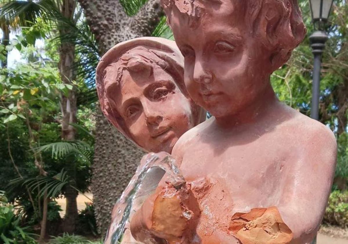 La escultura de la fuente de los Niños del Paraguas, con daños visibles.