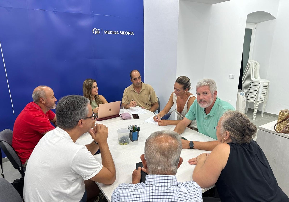 Reunión de los populares de Medina liderada por María Salazar