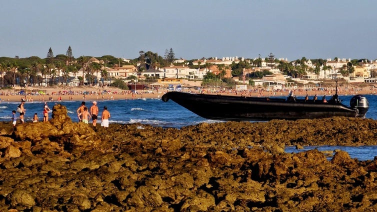 Encalla ante cientos de bañistas en Chiclana una narcolancha con una quincena de inmigrantes