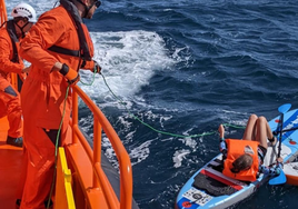 El fuerte oleaje obliga al rescate de un paddle surfista «en apuros» en La Línea