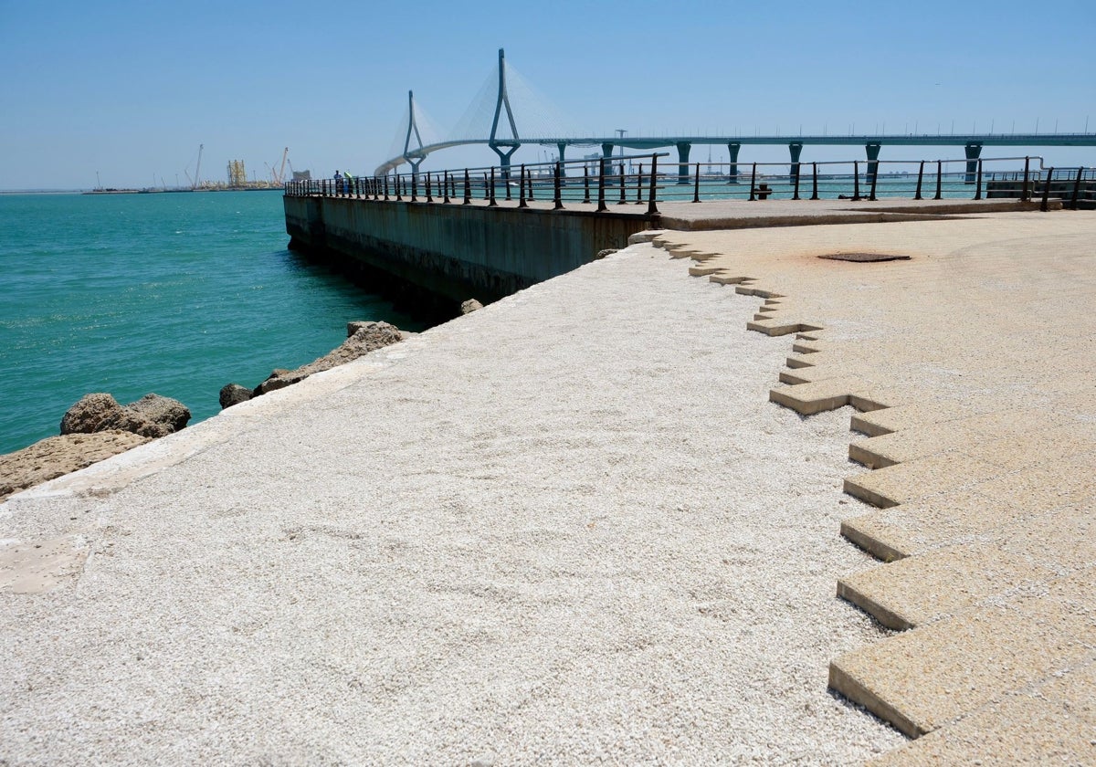 Estado actual del paseo marítimo del barrio de Astilleros de Cádiz.