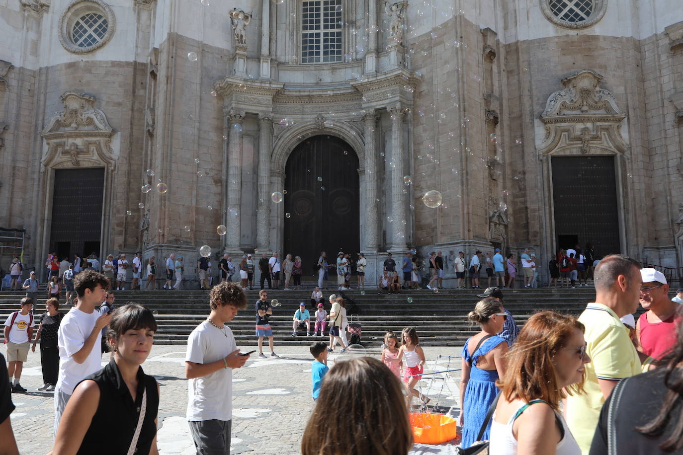 Fotos: Desembarco masivo de turistas en Cádiz con más de 9.200 cruceristas