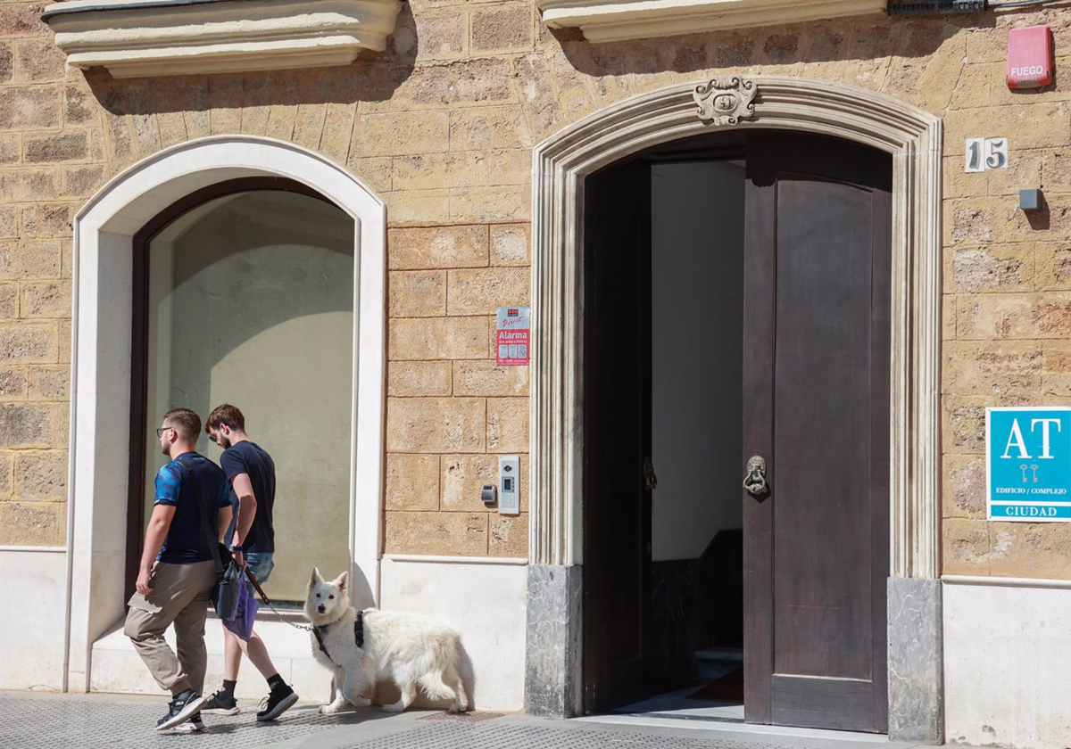 Entrada de acceso a un apartamento turísitico en Cádiz capital