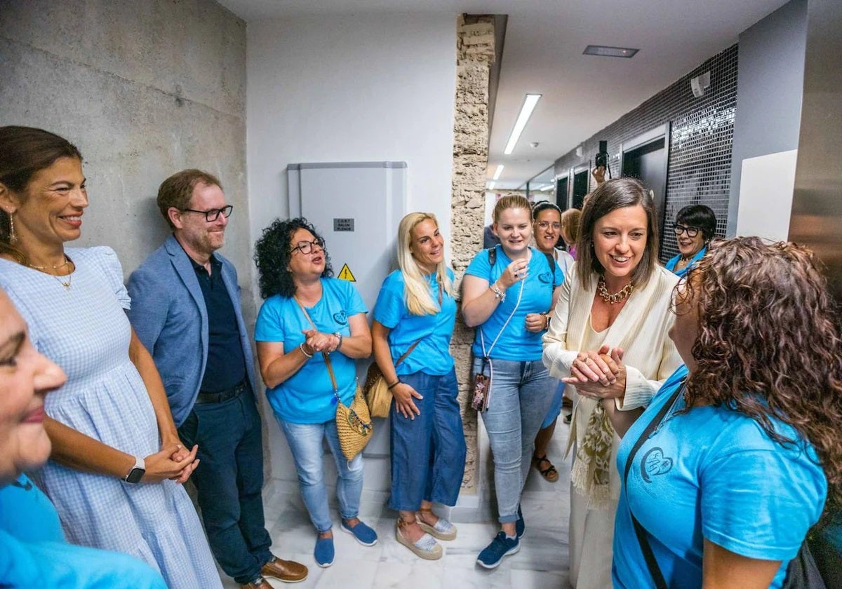 La alcaldesa con las trabajadoras del servicio de ayuda a domicilio.