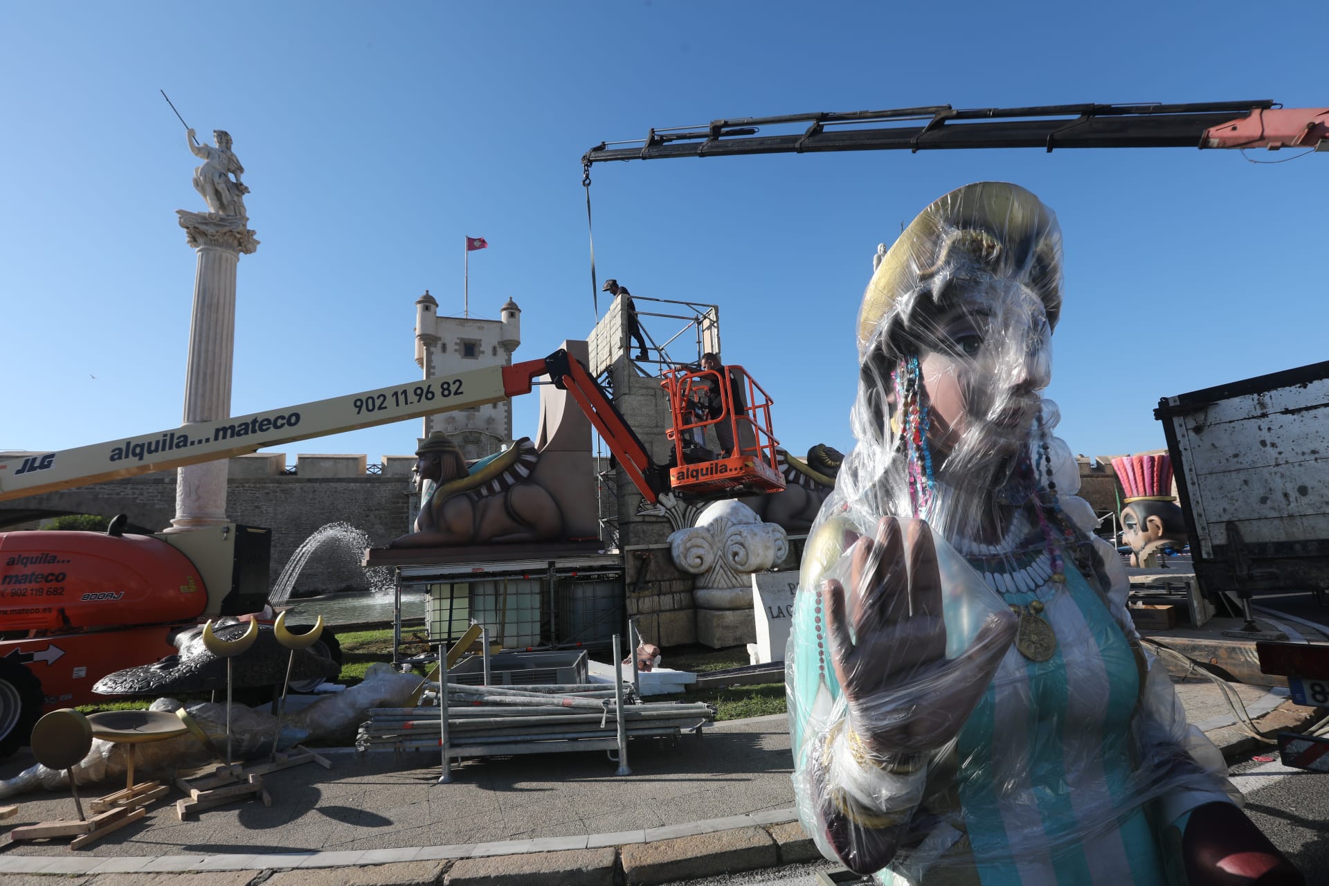 El montaje del monumento Cádiz Fenicia en imágenes