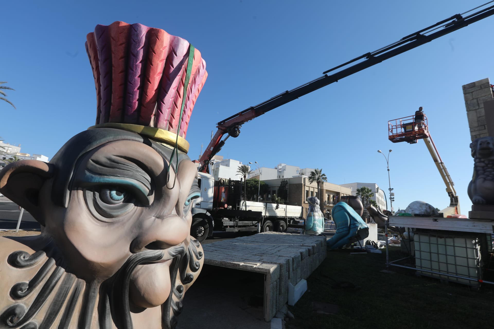 El montaje del monumento Cádiz Fenicia en imágenes