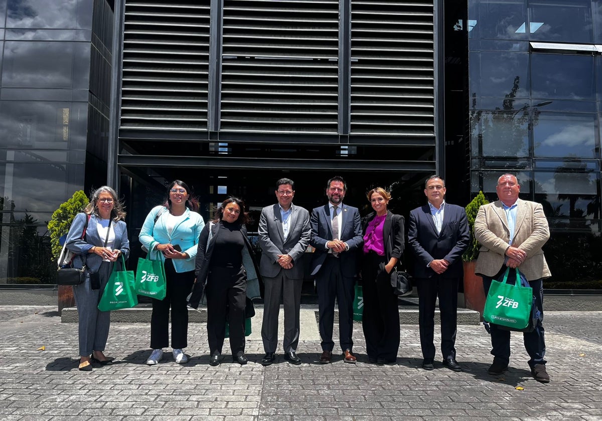 El delegado de la Zona Franca de Cádiz, Fran González, con representantes de la Zona Franca de Bogotá.