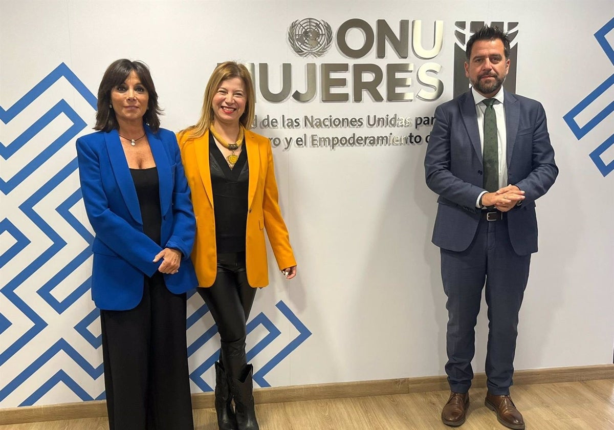 El delegado de la Zona Franca, Fran González, con Bibiana Aido en la reunión con ONU Mujeres Colombia