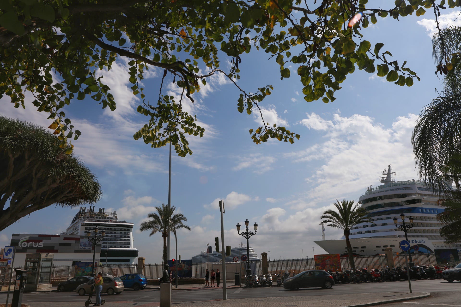 Casi 10.000 cruceristas se hacen notar en Cádiz este miércoles