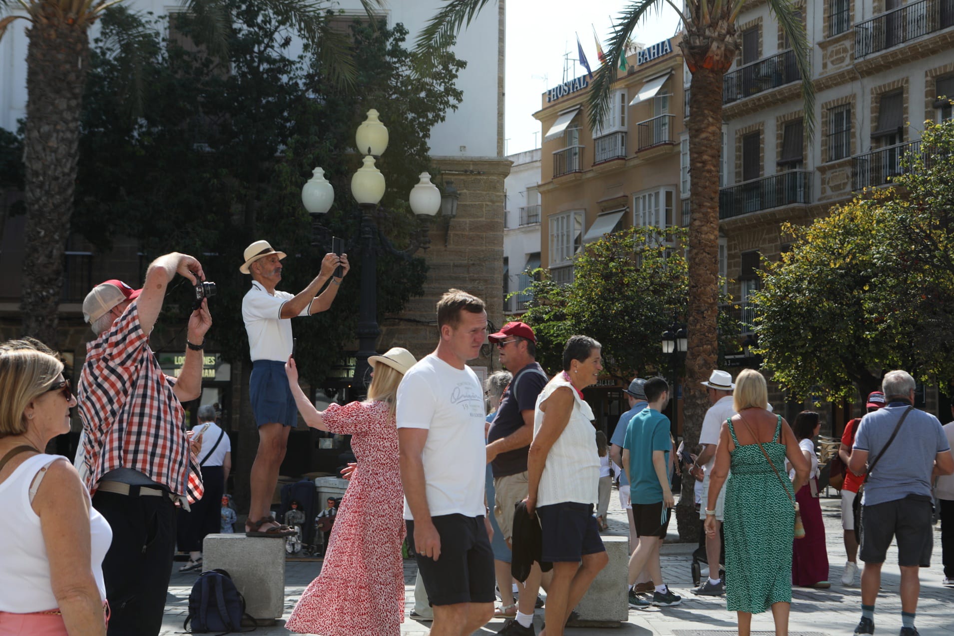 Casi 10.000 cruceristas se hacen notar en Cádiz este miércoles