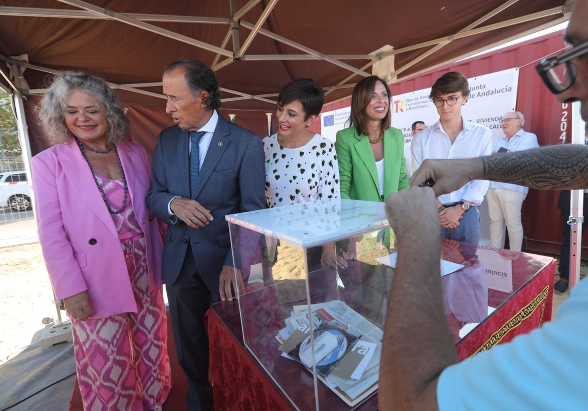 Puesta la primera piedra de las 47 viviendas de La Cucarela en Chiclana