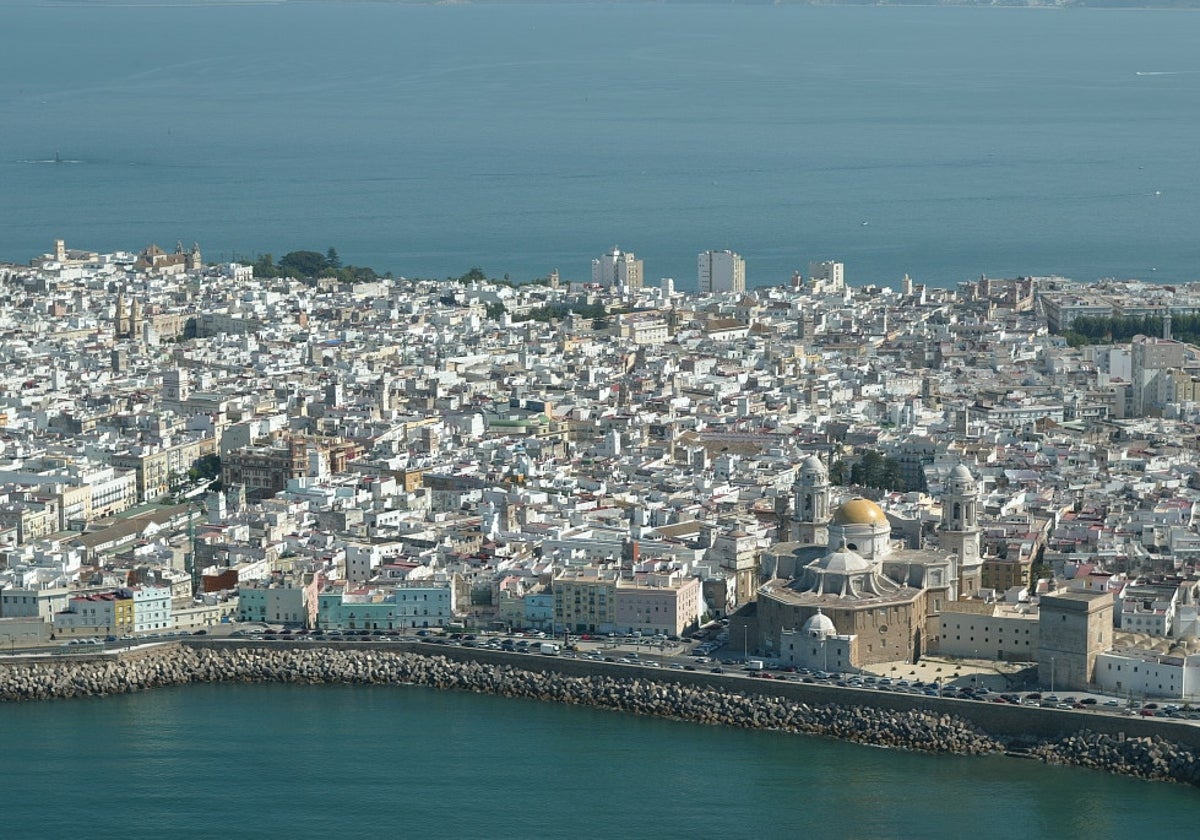 Vista aérea del casco histórico de la ciudad de Cádiz.