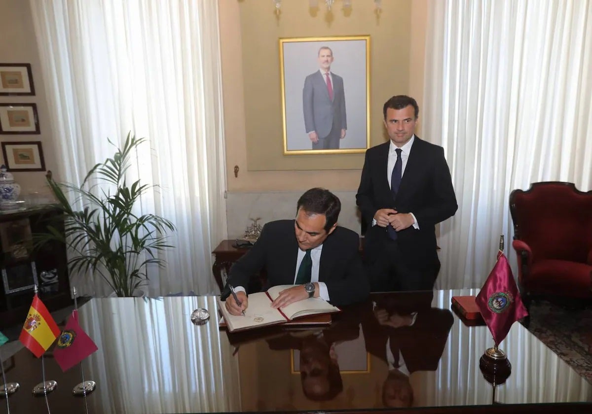 José Antonio Nieto firma el Libro de Honor del Ayuntamiento de Cádiz el pasado mes de noviembre.