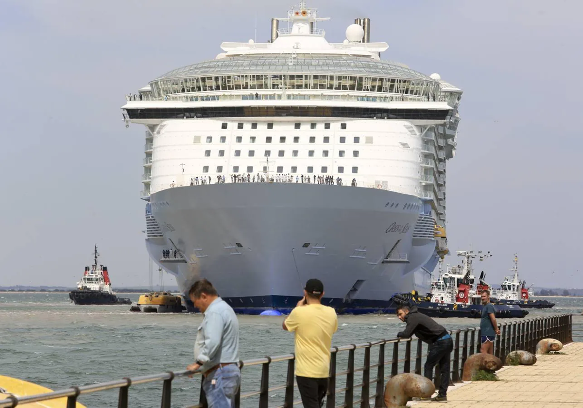 Oasis of de Seas tras reparar en Cádiz