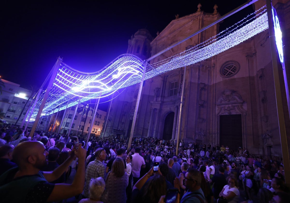 Las luces dan colorido a la plaza de la Catedral.