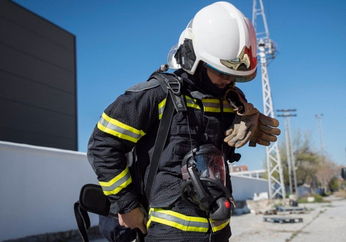 Tres menores afectados al incendiarse una furgoneta y una moto en Algeciras.