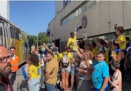 Vídeo: los cadistas reciben al autobús del Cádiz CF a su llegada al estadio