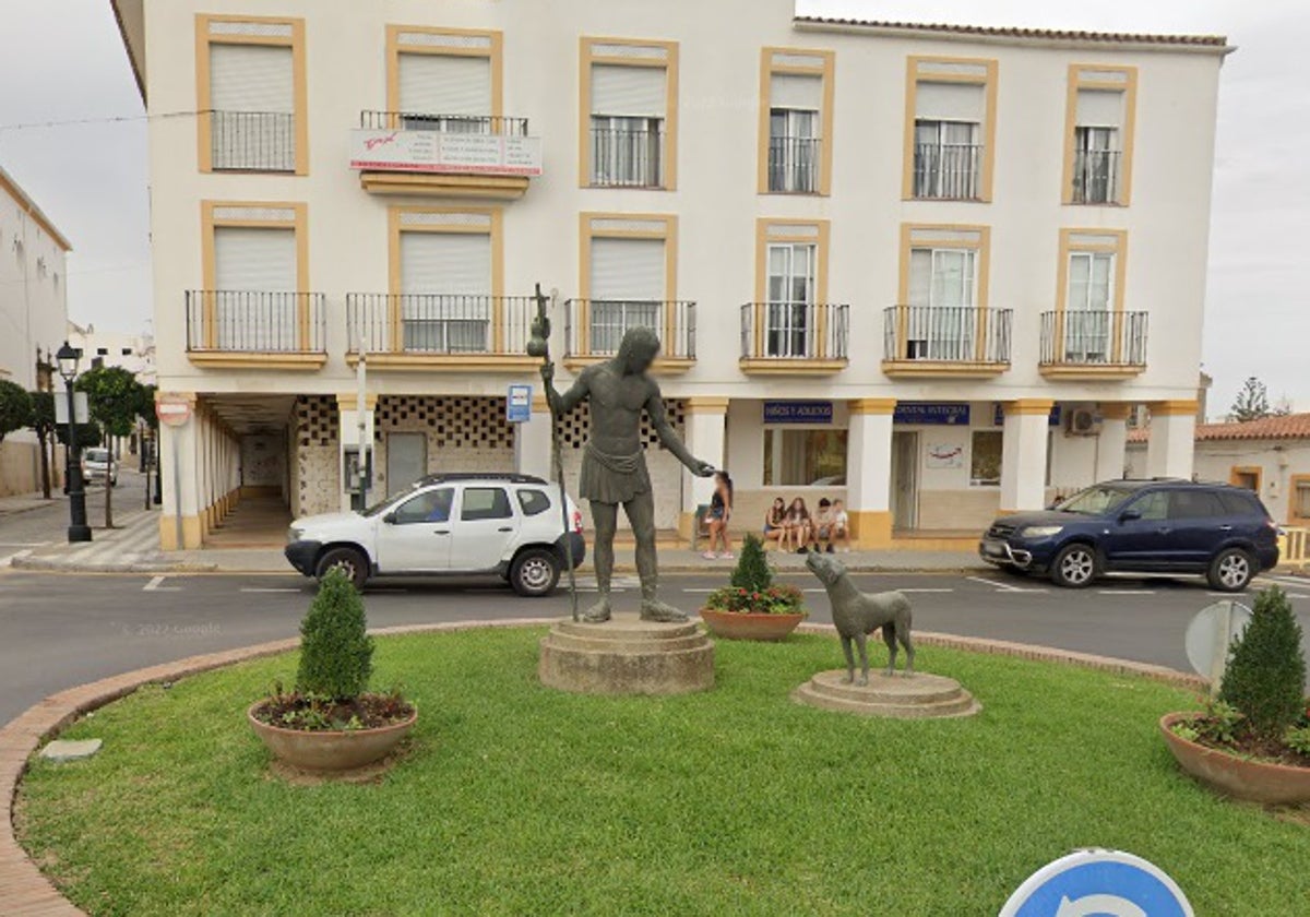 Estatua dedicada a San Roque y a su fiel can en la localidad gaditana del mismo nombre