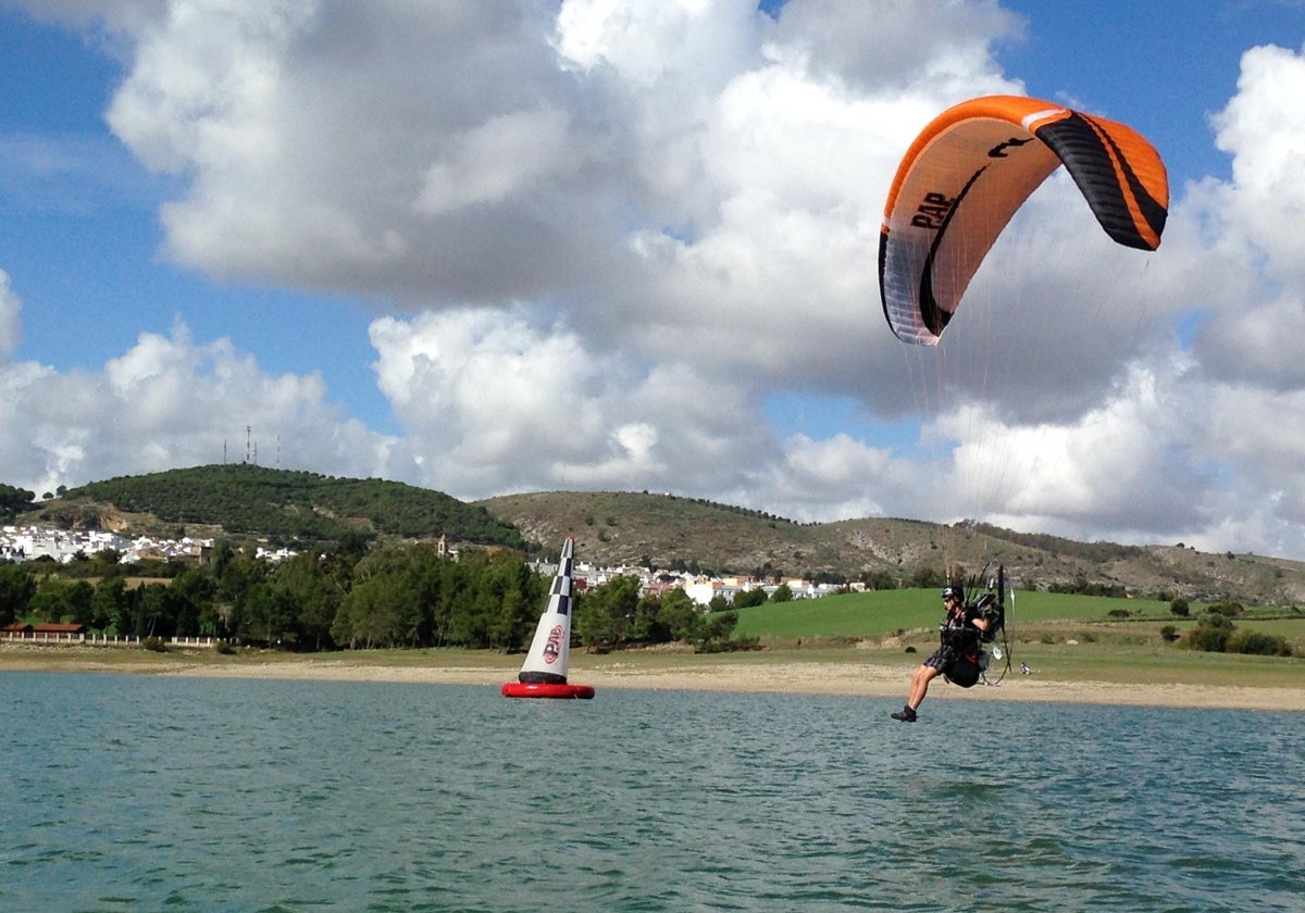 Paramotor en el lago de Bornos