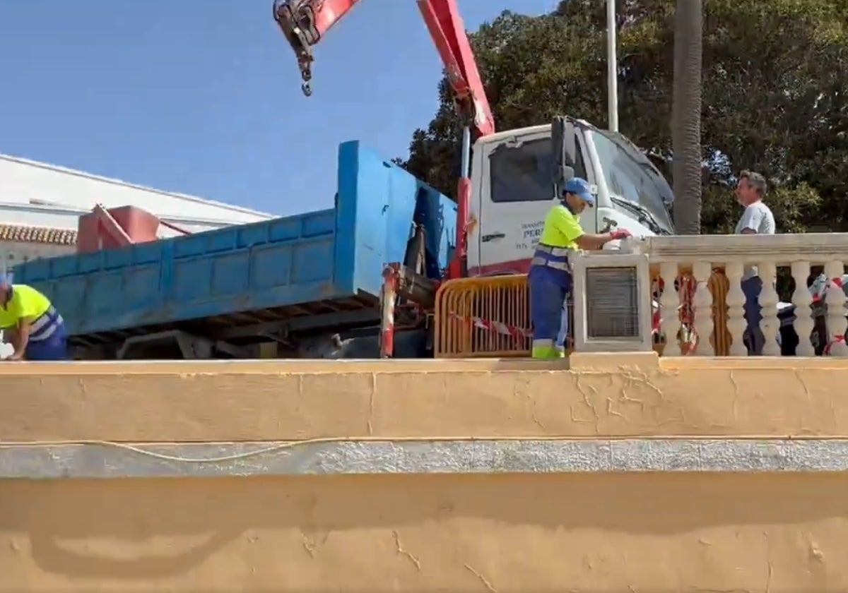 Los operarios ya trabajan para arreglar los desperfectos