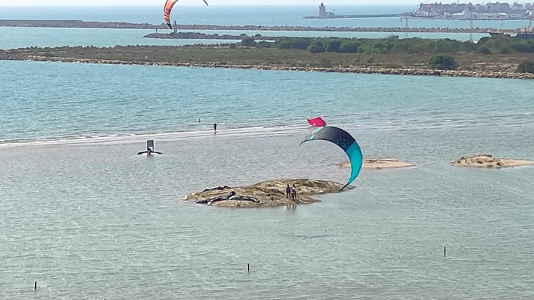 Playa de Valdelagrana en el momento de la pleamar