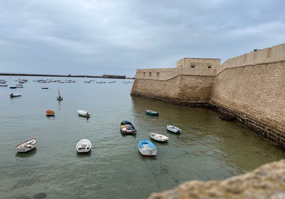 La playa de La Caleta de la capital gaditana